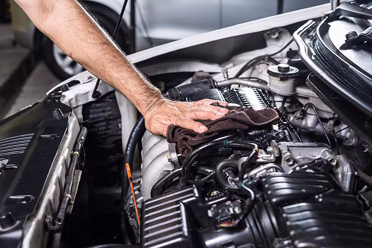 Nếu xe có thể khởi động được, kiểm tra tất cả các bộ phận dùng điện như đèn pha, đèn xi-nhan, điều hòa, âm thanh, khóa cửa, chỉnh điện cửa sổ, mở cốp điện, chỉnh ghế, gương thậm chí đèn nội thất. Nếu có bất cứ chi tiết nào không hoạt động trơn tru đều là dấu hiệu nước khiến hệ thống điện chập chờn.