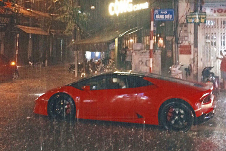 Bùn đất và những mảnh rác nhỏ sẽ bám trên thân xe tạo một đường đánh dấu, hãy căn cứ vào đó để xác định mức nước sâu tối đa mà xe bị ngập. Nếu nước ngập không quá cạnh dưới cánh cửa thì yên tâm là xe bạn không có vấn đề gì. Thông thường, các công ty bảo hiểm bắt đầu tính thiệt hại do ngập nước khi mức nước chạm bảng điều khiển.