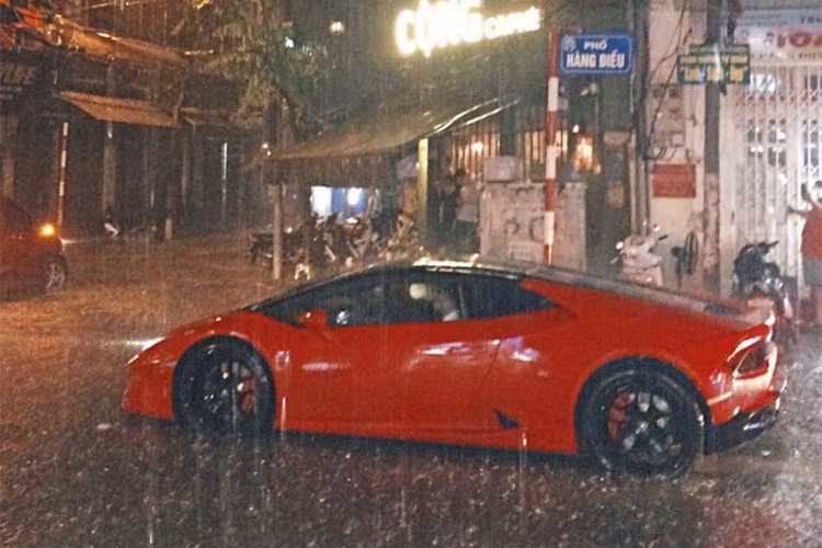 Bùn đất và những mảnh rác nhỏ sẽ bám trên thân xe tạo một đường đánh dấu, hãy căn cứ vào đó để xác định mức nước sâu tối đa mà xe bị ngập. Nếu nước ngập không quá cạnh dưới cánh cửa thì yên tâm là xe bạn không có vấn đề gì. Thông thường, các công ty bảo hiểm bắt đầu tính thiệt hại do ngập nước khi mức nước chạm bảng điều khiển.