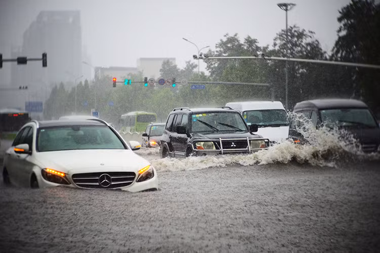 Khi xe bị ngập sâu, bật chìa khóa và thử một lần xem xe có thể nổ máy hay không. Nếu không thể, hãy bỏ qua suy nghĩ cố gắng nổ máy thêm vài lần nữa vì nếu càng cố, xe càng thiệt hại nặng, đặc biệt là khi nước lọt vào động cơ gây thủy kích. Đẩy xe lên nơi khô ráo và gọi cứu hộ.