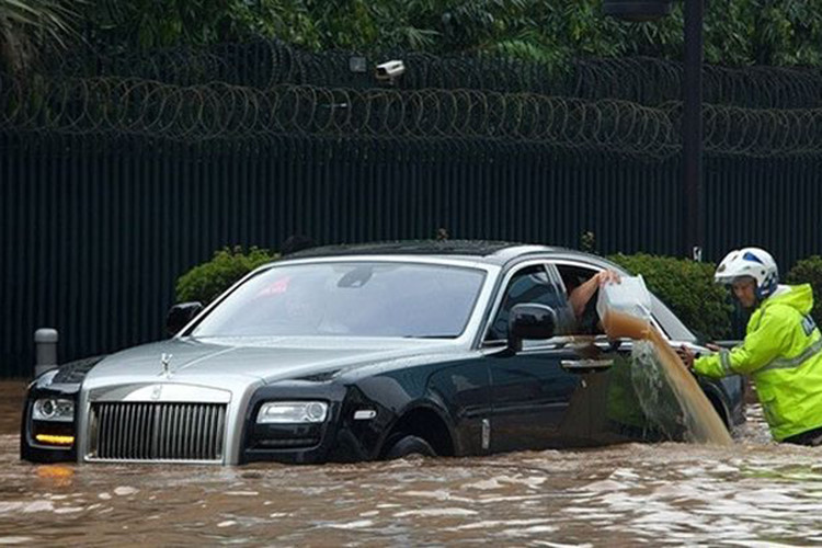 Nếu xe của bạn đã lâu không bảo dưỡng, sửa chữa, đến lúc cần kiểm tra lại bị ngập nước, tốt nhất thay các chi tiết dễ hư hại như đã nói ở trên. Xe ôtô mới bị ngập nước có thể không gây hậu quả ngay một vài ngày mà có thể cả tháng sau mới phát bệnh, vì vậy "cẩn tắc vô ưu".