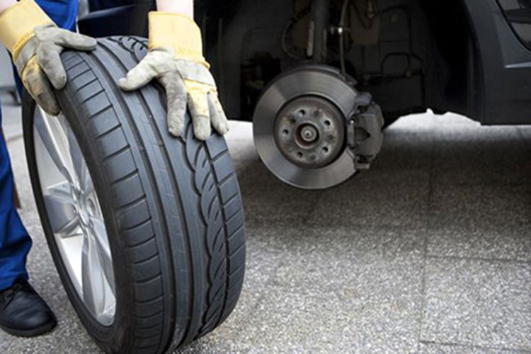 Trước khi di chuyển chiếc xe, bạn cũng cần phải kiểm tra kỹ lốp, la-zăng, phanh xem có các mảnh vụn rác, bùn đất, kim loại, thủy tinh hay không. Bùn đất lọt vào đĩa phanh làm giảm hiệu quả phanh và hư hại khi đi thời gian dài. Tốt nhất nên rửa xe thật kỹ vùng này.