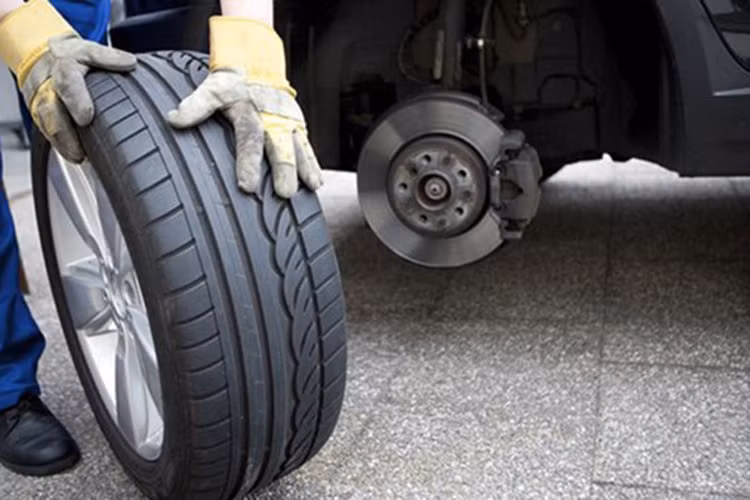 Trước khi di chuyển chiếc xe, bạn cũng cần phải kiểm tra kỹ lốp, la-zăng, phanh xem có các mảnh vụn rác, bùn đất, kim loại, thủy tinh hay không. Bùn đất lọt vào đĩa phanh làm giảm hiệu quả phanh và hư hại khi đi thời gian dài. Tốt nhất nên rửa xe thật kỹ vùng này.