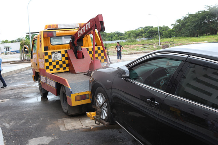 Hầu hết các gói bảo hiểm vật chất thân xe hiện nay đều có điều khoản hư hại khi bị ngập nước, tùy mức độ bảo hiểm mà chủ nhân mua, có thủy kích hay không thủy kích... Gọi cho hãng bảo hiểm ngay khi xe gặp sự cố để tiến hành các thủ tục chứng minh sự việc, đền bù sửa chữa hoặc thay thế càng sớm càng tốt.