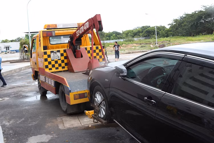 Hầu hết các gói bảo hiểm vật chất thân xe hiện nay đều có điều khoản hư hại khi bị ngập nước, tùy mức độ bảo hiểm mà chủ nhân mua, có thủy kích hay không thủy kích... Gọi cho hãng bảo hiểm ngay khi xe gặp sự cố để tiến hành các thủ tục chứng minh sự việc, đền bù sửa chữa hoặc thay thế càng sớm càng tốt.