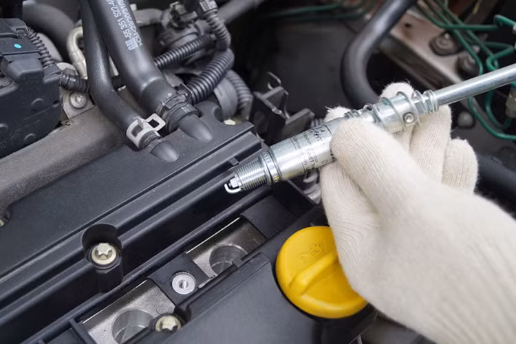 Với xe ôtô đời mới, hệ thống các chất lỏng được đóng kín khít, nhưng trên xe đời cũ vẫn có nguy cơ rò rỉ. Vì vậy, ngoài dầu máy, cần kiểm tra thêm các chất lỏng khác như dầu phanh, dầu trợ lực lái, nước mát.