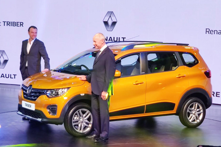 Được phát triển dựa trên cơ sở gầm bệ chung với mẫu crossover giá rẻ Kwid, MPV7 chỗ Renault Triber sở hữu chiều dài chỉ 3.990 mm, rộng 1.739 mm, cao 1.643 mm và chiều dài cơ sở 2.636 mm. Như vậy, Renault Triber có kích thước nhỏ hơn đáng kể so với những đối thủ như Suzuki Ertiga. Ngoài ra, Renault Triber còn sở hữu chiều cao gầm 182 mm và trọng lượng chỉ 947 kg.