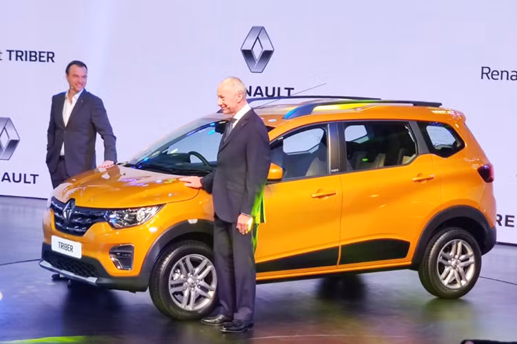 Được phát triển dựa trên cơ sở gầm bệ chung với mẫu crossover giá rẻ Kwid, MPV7 chỗ Renault Triber sở hữu chiều dài chỉ 3.990 mm, rộng 1.739 mm, cao 1.643 mm và chiều dài cơ sở 2.636 mm. Như vậy, Renault Triber có kích thước nhỏ hơn đáng kể so với những đối thủ như Suzuki Ertiga. Ngoài ra, Renault Triber còn sở hữu chiều cao gầm 182 mm và trọng lượng chỉ 947 kg.