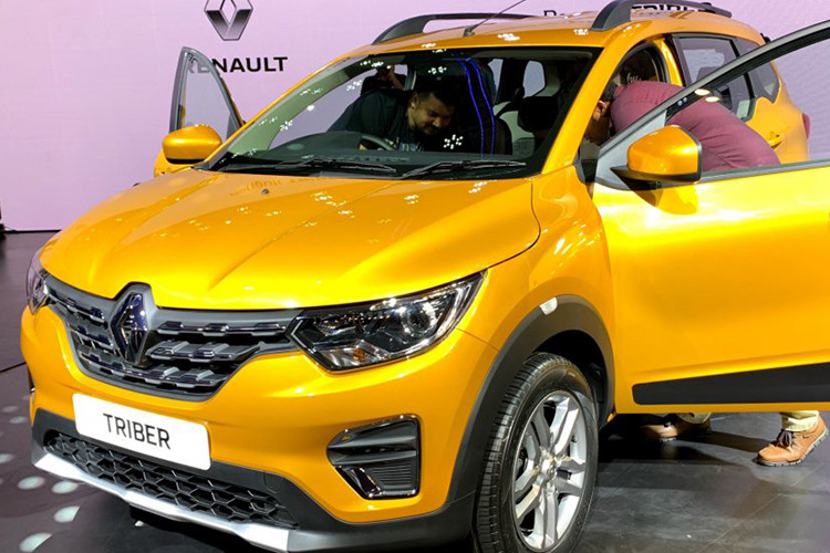 Bên ngoài, Triber sở hữu thiết kế cao và theo phong cách SUV. Xe đi kèm lưới tản nhiệt hình chữ V mạ crôm sáng bóng, nẹp thân xe bằng nhựa màu đen, giá nóc, bộ vành hợp kim và tấm ốp bảo vệ gầm chỉ để trang trí chứ không có tác dụng thật. Ở bản cao cấp, Renault Triber sẽ dùng vành hợp kim 15 inch trong khi bản tiêu chuẩn chỉ có vành 14 inch.