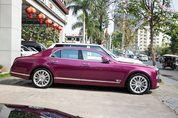 Đáng chú ý, màu sơn nổi bật trên chiếc xe siêu sang Bentley Mulsanne đời 2014 ở Campuchia là do các nghệ nhân của Mulliner đứng ra thực hiện. Thực sự, bộ áo này có thể "thiêu đốt" ánh nhìn của các nữ doanh nhân cũng như phái đẹp đam mê 4 bánh.