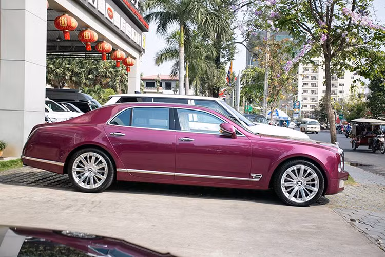 Đáng chú ý, màu sơn nổi bật trên chiếc xe siêu sang Bentley Mulsanne đời 2014 ở Campuchia là do các nghệ nhân của Mulliner đứng ra thực hiện. Thực sự, bộ áo này có thể "thiêu đốt" ánh nhìn của các nữ doanh nhân cũng như phái đẹp đam mê 4 bánh.