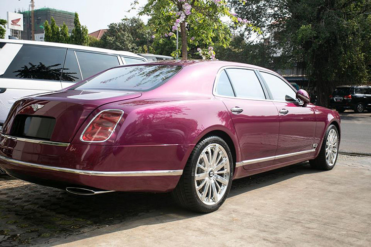 Mẫu saloon sedan của Bentley sở hữu kích thước lớn, bệ vệ. Chiều dài, rộng, cao lần lượt là 5.575 x 2.208 x 1.521 mm. Trục cơ sở dài 2.266 mm.