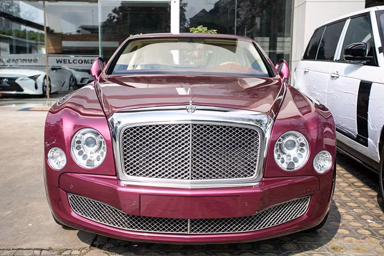 Động cơ kết hợp cùng hộp số tự động ZF 8 cấp, nhờ đó, chiếc xe siêu sang Bentley Mulsanne có cân nặng hơn 2,5 tấn chỉ cần thời gian khoảng 5,1 giây là có khả năng tăng tốc từ vị trí xuất phát lên 100 km/h trước khi đạt tốc độ tối đa 296 km/h.