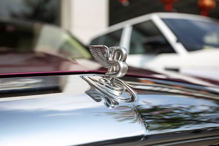 Thiết kế ngoại thất của chiếc xe sang Mulsanne này ngời màu sơn nổi bật thì phần đầu xe cũng không kém cạnh với bộ lưới tản nhiệt dạng hình vuông lớn, biểu tượng "Flying B" của hãng xe Bentley đặt chính giữa. Cụm đèn pha lớn mang thiết kế hoài cổ dạng hình tròn cổ điển, viền với các dải đèn bóng LED nhỏ...