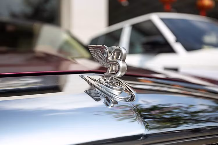 Thiết kế ngoại thất của chiếc xe sang Mulsanne này ngời màu sơn nổi bật thì phần đầu xe cũng không kém cạnh với bộ lưới tản nhiệt dạng hình vuông lớn, biểu tượng "Flying B" của hãng xe Bentley đặt chính giữa. Cụm đèn pha lớn mang thiết kế hoài cổ dạng hình tròn cổ điển, viền với các dải đèn bóng LED nhỏ...