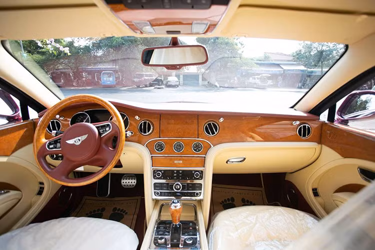 Nội thất chiếc xe Bentley Mulsanne đời 2014 ở Campuchia bọc da màu sáng đi kèm gỗ ốp tương phản và cả các chi tiết bằng kim loại sáng bóng. Chưa dừng lại đó, khoang chứa đồ còn được bọc da màu đỏ trông rất quý phái. Các trang bị gồm hệ thống ghế ngồi, thiết bị đồng hồ mạ crôm, điều hòa 4 vùng tiên tiến...