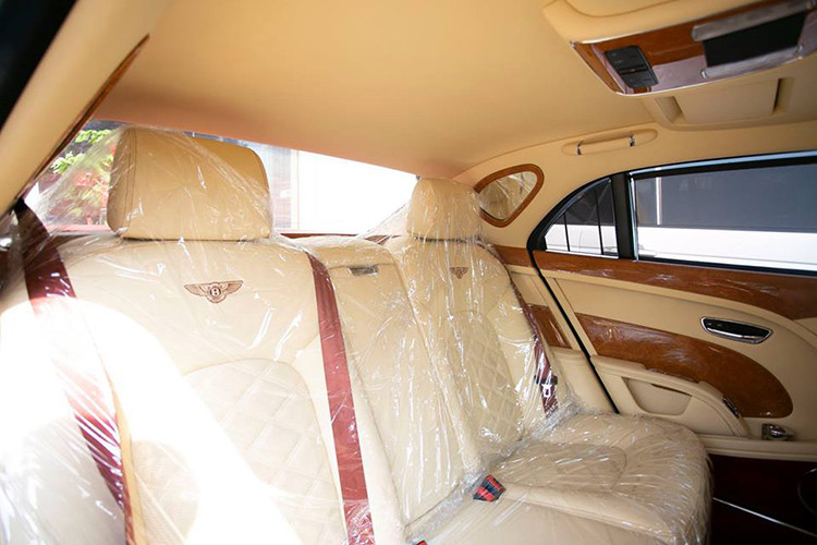 Bên cạnh đó, màn hình cảm ứng 8 inch có chức năng giải trí, dàn âm thanh 14 loa hiện đại cùng những thiết bị công nghệ thông minh cũng được cài đặt trên phiên bản của mẫu xe siêu sang Bentley Mulsanne này.