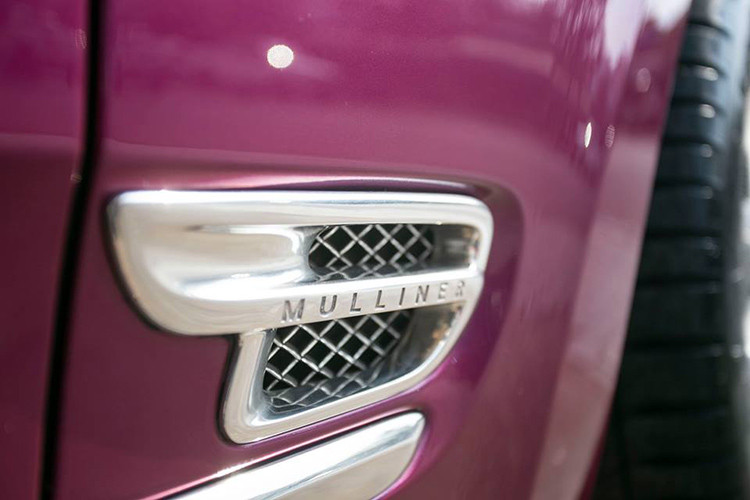 Phần đuôi xe là cụm đèn hậu dạng to bản lớn thiết kế dạng led hiện đại, xếp tầng. Cặp ống-xả lớn ở hai bên làm bằng chất liệu kim loại sáng không gỉ... logo Mulliner cũng được xuất hiện bên hông xe cùng khe hút gió.