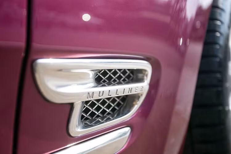 Phần đuôi xe là cụm đèn hậu dạng to bản lớn thiết kế dạng led hiện đại, xếp tầng. Cặp ống-xả lớn ở hai bên làm bằng chất liệu kim loại sáng không gỉ... logo Mulliner cũng được xuất hiện bên hông xe cùng khe hút gió.