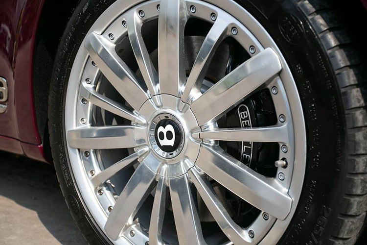 Một trong những điểm nhấn đáng chú ý trên Mulsanne Speed nằm ở bộ la-zăng 21 inch đa chấu, hàng thửa của Bentley. Bộ la-zăng này được chế tạo từ nhôm nguyên khối, đi kèm kẹp phanh cùng tên thương hiệu.