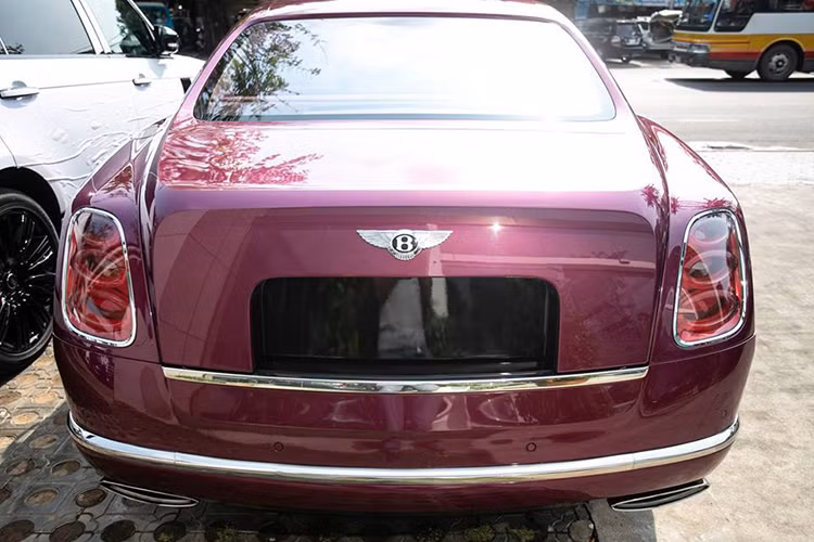 Bentley Mulsanne màu sơn tím độc đáo này được trang bị khối động cơ V8, dung tích 6,75 lít, tăng áp kép, sản sinh công suất tối đa 505 mã lực và mô-men xoắn cực đại ở mức 1.020 Nm tại vòng tua 1.750 vòng/phút.