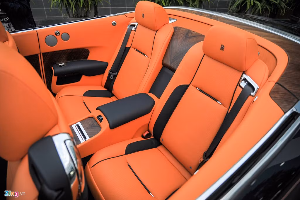 Những trang bị tiêu chuẩn khác gồm màn hình giải trí tích hợp camera 360 độ, cửa điều hòa tròn làm từ kim loại sáng...