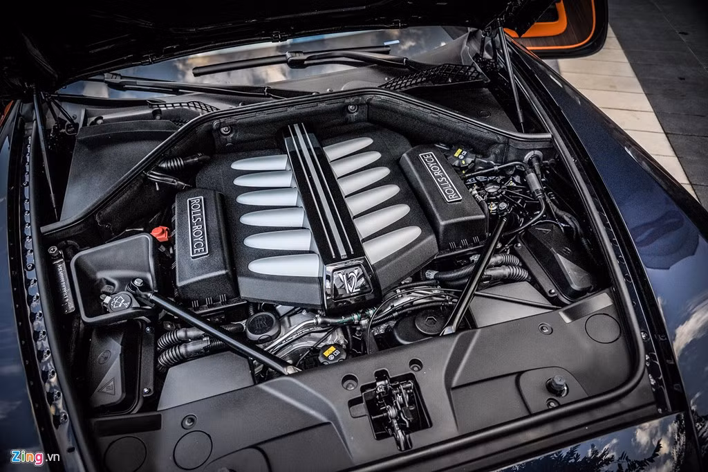 Đường kẻ coachline trên thân xe mang tên Steady Eddie và được thực hiện thủ công 100%. Bạn có thể phải chi tới 1.000 USD chỉ để chiếc Rolls-Royce Dawn sở hữu đường coachline này.