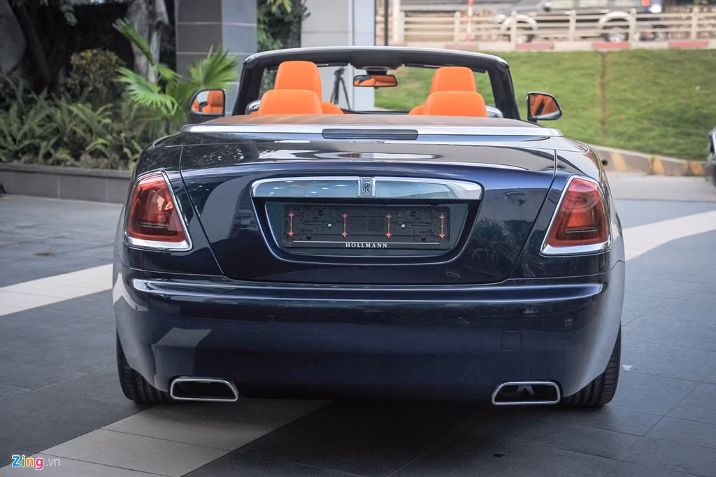 Giống như nhiều mẫu Rolls-Royce khác, Dawn cũng được trang bị cửa bản lề ngược như Wraith. So với Wraith, có tới 80% đường nét trên Dawn là mới hoàn toàn. Thế nên các kỹ sư Rolls-Royce vẫn hay nói với các khách hàng của mình đừng nhầm lẫn Dawn là bản mui trần của Wraith.