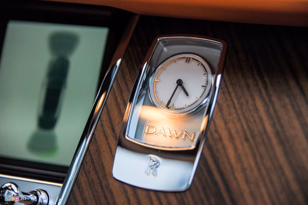 Đồng hồ kim gắn logo Dawn đặt nổi bật tại trung tâm bảng tap-lô.