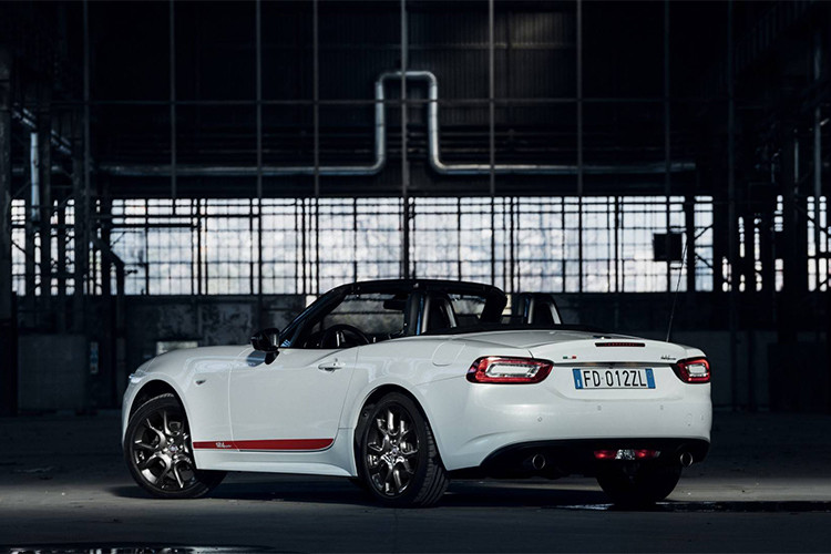 Ở phía sau, S-Design được trang bị logo cờ Ý phía bên trái, bộ mâm đa chấu có kích thước 17 inch, ống xả kép mạ chrome. Theo hãng xe Fiat cho biết, với những thay đổi này, 124 Spyder sẽ giành được tình cảm, sự quan tâm và thu hút thêm nhiều khách hàng yêu thích xe mui trần.