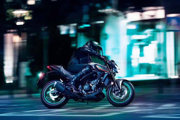 Mẫu naked-bike nhà Yamaha tiếp tục sử dụng giảm xóc trước hành trình ngược KYB, phía sau là giảm xóc lò xo trụ đơn cùng hãng tạo ổn định ấn tượng trong quá trình vận hành. Xe được tích hợp phanh đĩa trước 298mm với piston đôi và phanh đĩa sau 220mm có piston đơn, cùng với đó là ABS đảm bảo an toàn