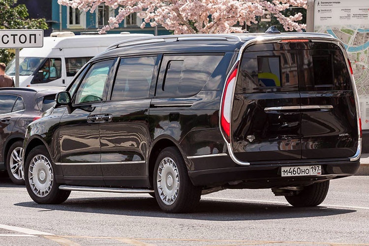 Những đường nẹp chrome bao quanh các hốc gió và kéo dài tới hết đuôi xe, cắt ngang các hốc bánh chứa bộ mâm với thiết kế mặt kín y hệt như "người anh em" Senat. Trong khi đó, phần đuôi xe tối giản, sang trọng và khác biệt khi được bao quanh bởi một dải chrome chạy xuyên qua các đèn hậu đặt dọc thanh mảnh.