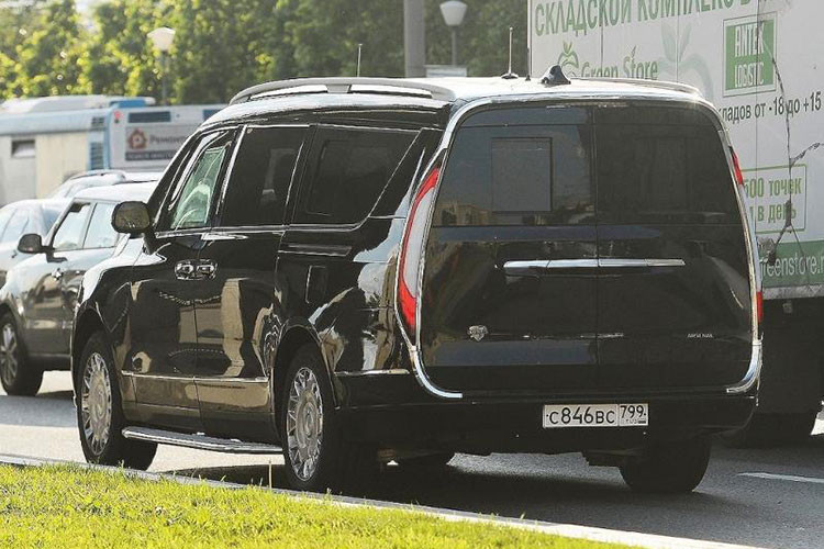 Được biết, 3 cái tên xe đình đám gồm; Senat, Arsenal và Komendant đều lấy từ những tòa tháp trong điện Kremlin. Những chiếc xe Aurus ngoài phục vụ Tổng thống Putin và quan chức chính phủ còn được bán cho cả người dân. Dần dần, thương hiệu này sẽ mở rộng ra cả những thị trường khác với mục tiêu bán 10.000 xe/năm.