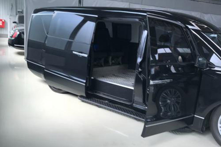 Hiện chưa có hình ảnh chụp bên trong xe nhưng dự đoán, Aurus Arsenal cũng có thiết kế nội thất cao cấp như Senat sedan. Ngoài ra, với thiết kế giống như các mẫu xe khách như Ford Transit, cửa sau của chiếc xe minivan Aurus Arsenal mới có dạng cánh kép sẽ dễ chất dỡ hành lý hơn.