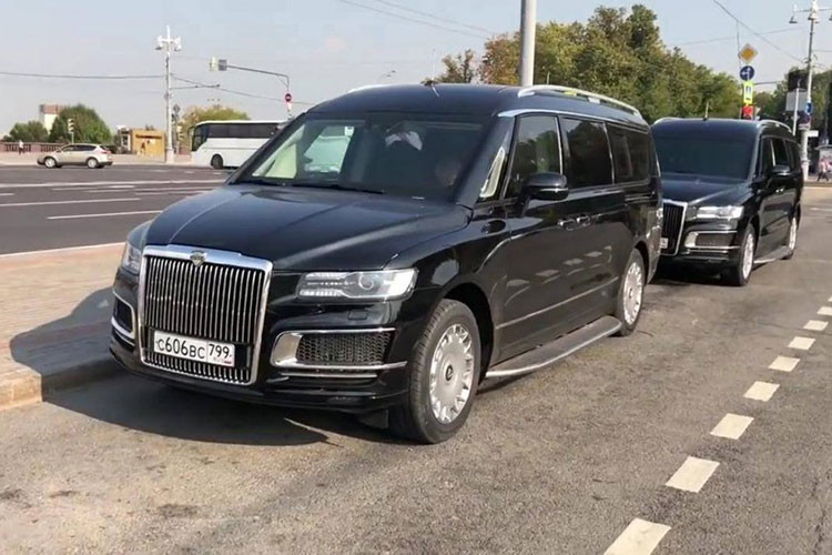 Mối liên hệ giữa Arsenal và Senat được thể hiện rõ ở phần đầu xe với phong cách thiết kế tương tự nhau. Cũng giống như người anh em sedan, chiếc minivan này có "bộ mặt" sang trọng với lưới tản nhiệt hình chữ nhật lớn đặt thẳng đứng, nằm hai bên là các đèn pha và hốc gió lớn vuông vức.