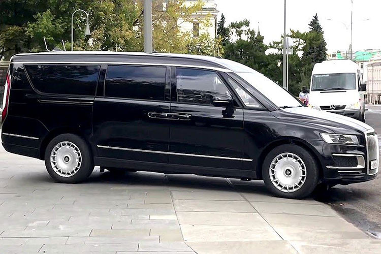 Cũng giống như mẫu sedan siêu sang Senat trước đó, minivan hàng khủng Aurus Arsenal cũng là một trong số nhiều mẫu xe thuộc dự án Kortezh, sử dụng chung nền tảng chassis dạng module. Nó đã được thiết kế và phát triển bởi Trung tâm khoa học quốc gia Nga "NAMI", cùng với sự hợp tác của công ty cổ phần xe hơi Sollers.