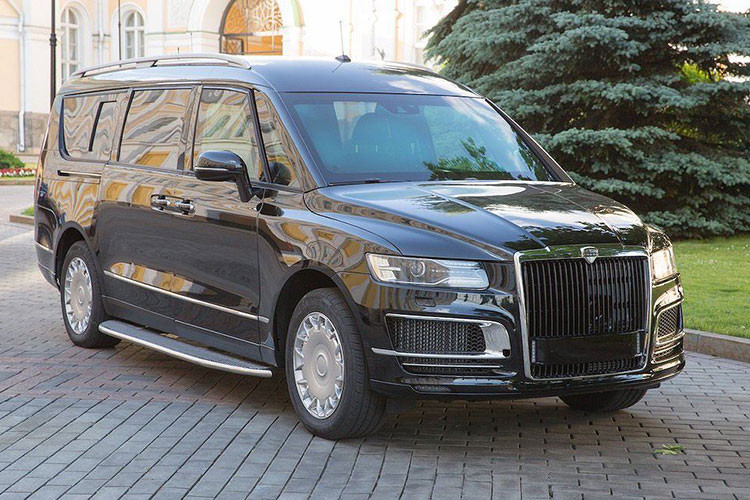 Sau một thời gian được sử dụng làm "xe công" trong đội hộ tống Tổng thống Nga Putin, thương hiệu xe sang của Nga đã chính thức công bố những tên gọi và những hình ảnh chi tiết của mẫu xe minivan Aurus Arsenal của mình trên các kênh truyền thông mạng xã hội khác nhau.