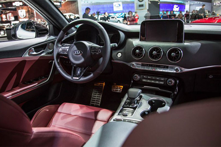 Bên trong xe, Stinger GT sở hữu nội thất bọc da sang trọng. Màn hình trung tâm 8 inch hỗ trợ cảm ứng giúp điều khiển các thông tin giải trí và hệ thống định vị. Chiếc grand-tourer này cũng được trang bị các tính năng an toàn như hỗ trợ phanh tự động khẩn cấp, hỗ trợ giữ làn đường, hệ thống cảnh báo tài xế mất tập trung và hệ thống đèn pha tự động.