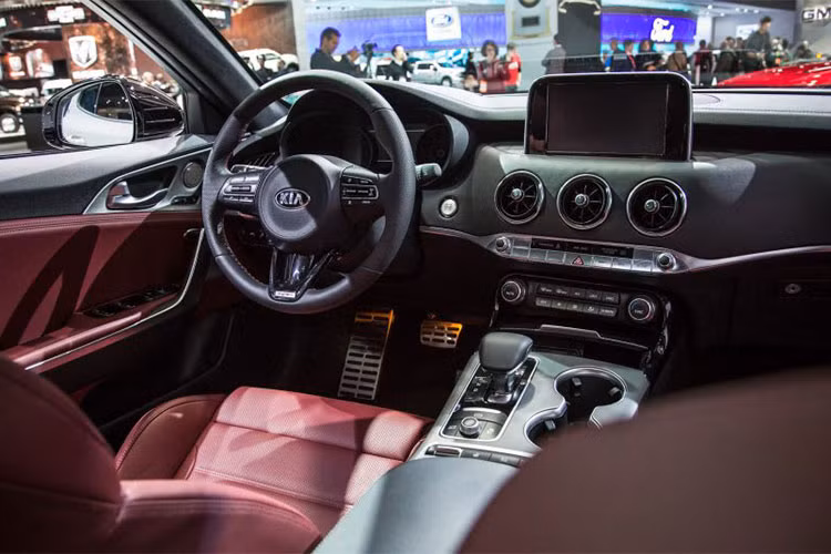 Bên trong xe, Stinger GT sở hữu nội thất bọc da sang trọng. Màn hình trung tâm 8 inch hỗ trợ cảm ứng giúp điều khiển các thông tin giải trí và hệ thống định vị. Chiếc grand-tourer này cũng được trang bị các tính năng an toàn như hỗ trợ phanh tự động khẩn cấp, hỗ trợ giữ làn đường, hệ thống cảnh báo tài xế mất tập trung và hệ thống đèn pha tự động.