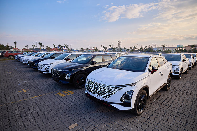 Trang bị của mẫu xe Trung Quốc này cũng khá phong phú với màn hình kép 10,25 inch, hỗ trợ kết nối không dây Apple CarPlay/Android Auto, tính năng ra lệnh giọng nói, đèn viền nội thất 64 màu, sạc không dây 50W, cửa sổ trời, điều hòa tự động 2 vùng độc lập, tích hợp bộ lọc bụi PM2.5 và ghế chỉnh điện.