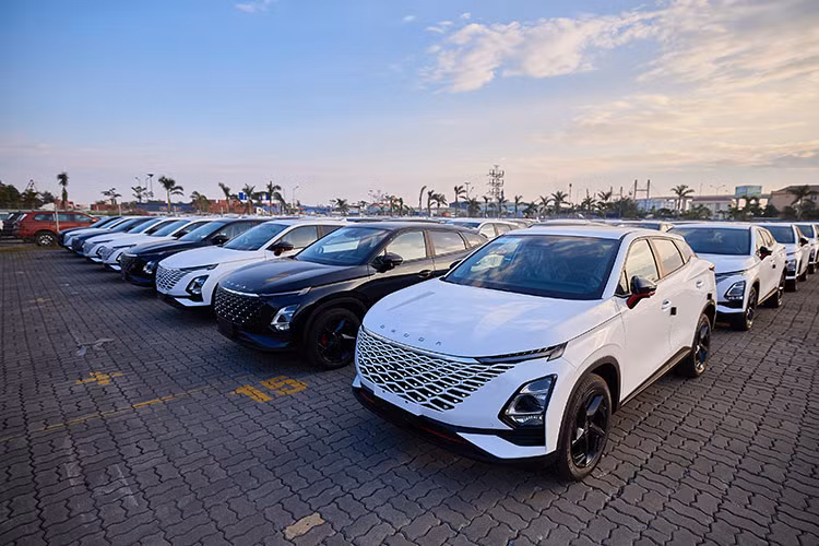 Trang bị của mẫu xe Trung Quốc này cũng khá phong phú với màn hình kép 10,25 inch, hỗ trợ kết nối không dây Apple CarPlay/Android Auto, tính năng ra lệnh giọng nói, đèn viền nội thất 64 màu, sạc không dây 50W, cửa sổ trời, điều hòa tự động 2 vùng độc lập, tích hợp bộ lọc bụi PM2.5 và ghế chỉnh điện.