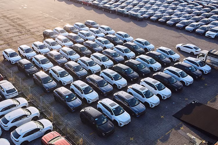 Được nhập khẩu nguyên chiếc từ Indonesia, Omoda C5 nằm trong phân khúc SUV cỡ B. Xe sở hữu kích thước dài x rộng x cao lần lượt 4.400 x 1.830 x 1.585 mm và chiều dài cơ sở 2.630 mm. Bên cạnh đó, xe còn sở hữu thiết kế ngoại thất trẻ trung và nổi bật.