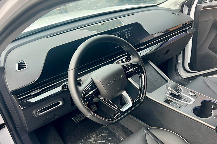 Bên cạnh đó, mẫu xe còn được trang bị an toàn với công nghệ tiên tiến. So sánh với các mẫu xe khác cùng phân khúc, Omoda C5 nổi bật bởi khung thép cường độ cao (&gt;78%) và hệ thống hỗ trợ lái xe tiên tiến (ADAS) với 16 tính năng nâng cao trải nghiệm lái xe và đảm bảo an toàn tối ưu, đặc biệt trong đó là 6 túi khí an toàn.