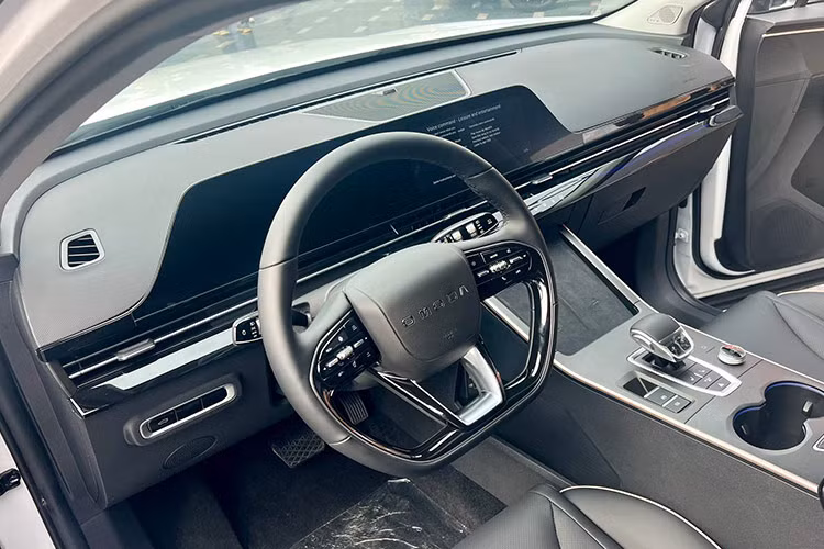 Bên cạnh đó, mẫu xe còn được trang bị an toàn với công nghệ tiên tiến. So sánh với các mẫu xe khác cùng phân khúc, Omoda C5 nổi bật bởi khung thép cường độ cao (>78%) và hệ thống hỗ trợ lái xe tiên tiến (ADAS) với 16 tính năng nâng cao trải nghiệm lái xe và đảm bảo an toàn tối ưu, đặc biệt trong đó là 6 túi khí an toàn.