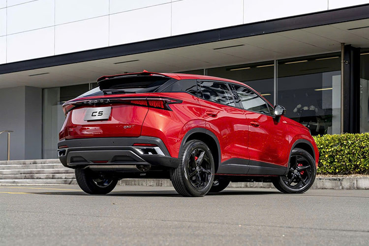 Mức giá xe Omoda C5 2024 tại Việt Nam hiện chưa được công bố chính thức mà phải chờ đến ngày 26/11/2024 tới đây. Tuy nhiên, theo một số tư vấn bán hàng cho biết mức giá bán C5 khoảng từ dưới 700 triệu đồng 