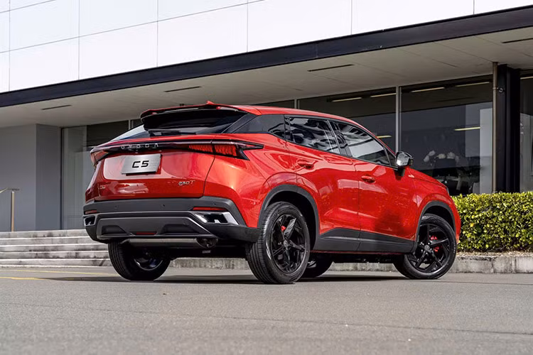 Mức giá xe Omoda C5 2024 tại Việt Nam hiện chưa được công bố chính thức mà phải chờ đến ngày 26/11/2024 tới đây. Tuy nhiên, theo một số tư vấn bán hàng cho biết mức giá bán C5 khoảng từ dưới 700 triệu đồng 