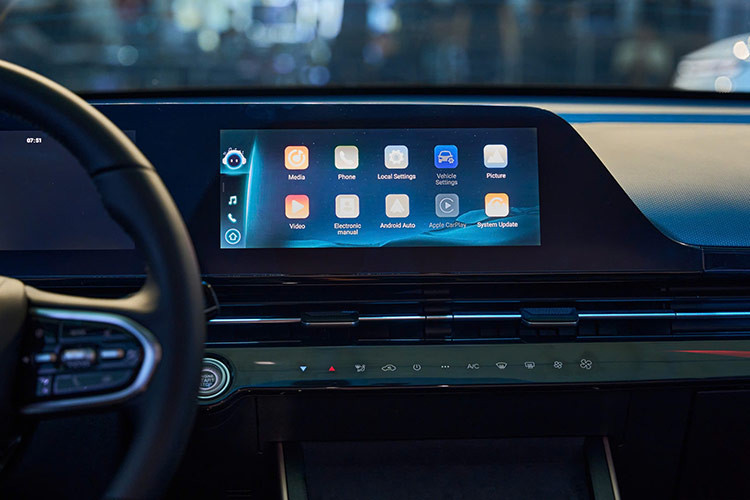 Ngoài ra, xe còn có hệ thống phanh tự động AEB, hỗ trợ lái xe khi tắc đường TJA, hỗ trợ lái tự động ICA và giữ làn trong trường hợp khẩn cấp ELK. OMODA C5 đã nhận được chứng nhận an toàn 5 sao từ các tổ chức uy tín như EURO NCAP, ANCAP và ASEAN NCAP, khẳng định đẳng cấp và chất lượng quốc tế của mẫu SUV này.