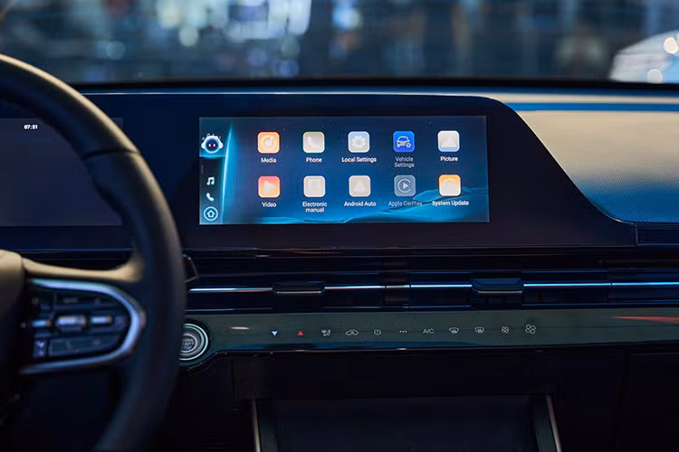 Ngoài ra, xe còn có hệ thống phanh tự động AEB, hỗ trợ lái xe khi tắc đường TJA, hỗ trợ lái tự động ICA và giữ làn trong trường hợp khẩn cấp ELK. OMODA C5 đã nhận được chứng nhận an toàn 5 sao từ các tổ chức uy tín như EURO NCAP, ANCAP và ASEAN NCAP, khẳng định đẳng cấp và chất lượng quốc tế của mẫu SUV này.