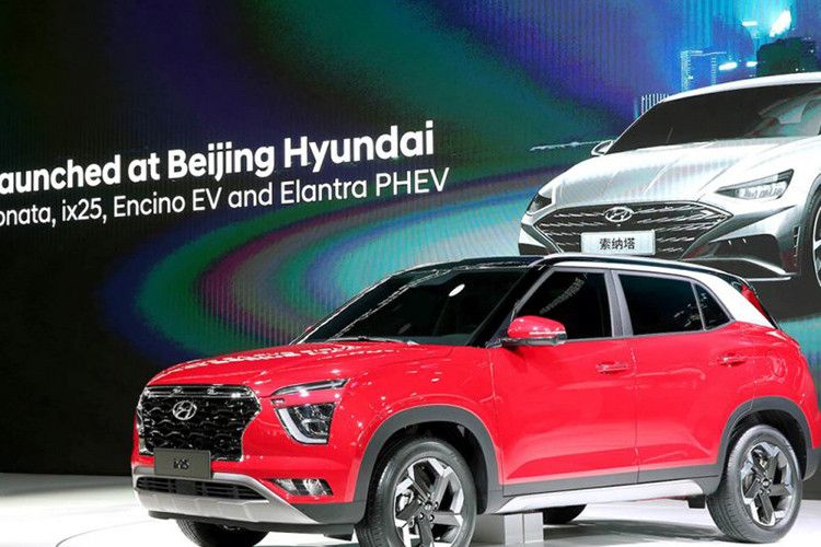 Hyundai chọn triển lãm Ô tô Thượng Hải 2019 hiện đang diễn ra tại Trung Quốc làm nơi vén màn thế hệ mới của mẫu crossover cỡ nhỏ ix25. Được biết đến dưới cái tên Creta ở những thị trường khác, Hyundai ix25 2019 mới sở hữu thiết kế táo bạo hơn hẳn khi bước sang thế hệ thứ 2.