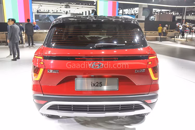 Điểm nhấn ở thiết kế đuôi xe chính là cụm đèn hậu được nối với nhau bằng một dải màu đen bóng. Ở giữa dải màu đen này còn có đèn phanh thứ 3 khá kỳ lạ. Thiết kế của cụm đèn hậu và cửa cốp trên Hyundai ix25 2019 có vẻ bị ảnh hưởng bởi những người anh em như Palisade 2020 hay SantaFe 2019 dành riêng cho thị trường Trung Quốc.
